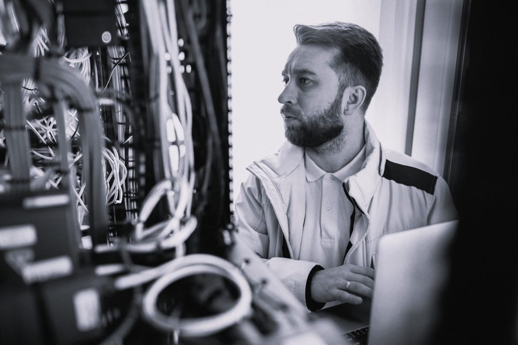 Mann Ingenieur macht Programmanalyse